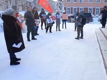 С митинга против QR-кодов коммунисты пошли в кафе, и их привлекли к ответу за отсутствие QR-кодов