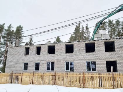 В Любытине возведены два этажа дома для переселенцев из аварийного жилья