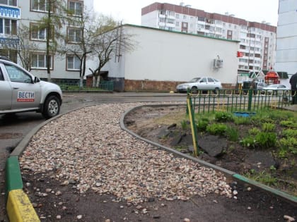 В Великом Новгороде продолжается благоустройство двора на улице Коровникова