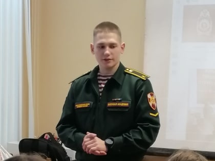 Будущий росгвардеец побывал с профориентационным визитом в родной новгородской школе