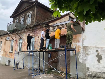 Жители Боровичей восстанавливают дом дореволюционной постройки