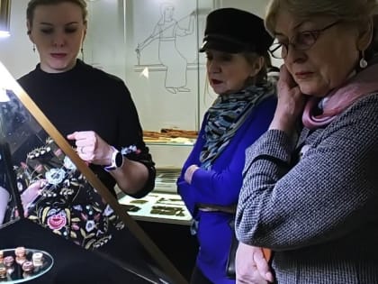 В калининградском Музее янтаря раскрывают образы прекрасных новгородок Средневековья