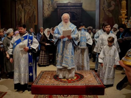 Митрополит Лев совершил утреню с чтением акафиста Пресвятой Богородице