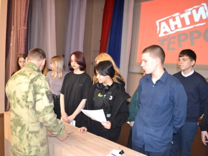 Новгородские росгвардейцы в игровой форме напомнили старшеклассникам о бдительности и осторожности