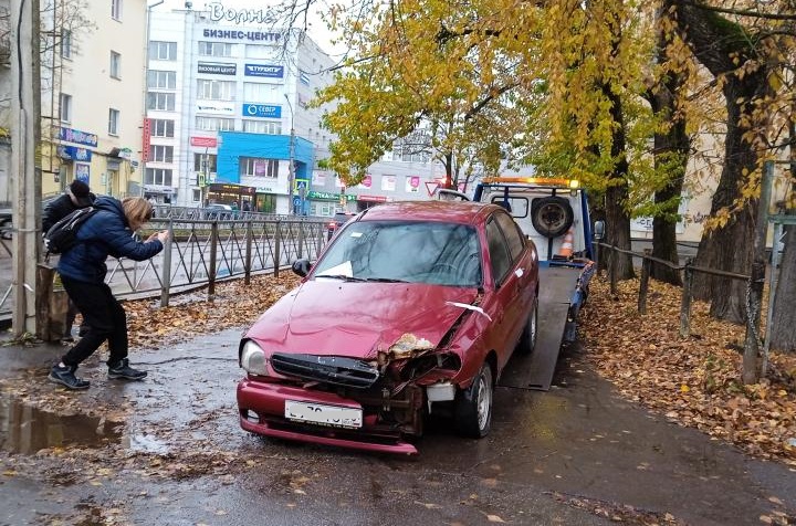 Новости автору. Брошенные машины. Машины ЖКХ. Репортаж с места происшествия. Фото улицы из машины днем.