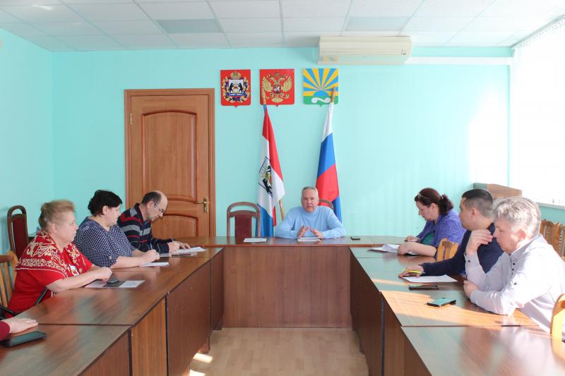 Сайт окуловского районного суда новгородской области. Сотрудники городской администрации. Комиссия чрезвычайных ситуаций.