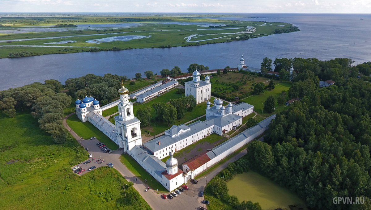 Село юрьево стоит на берегу реки. Свято-Юрьев монастырь Великий Новгород. Свято-Юрьева монастыря в Великом Новгороде. Юрьевский монастырь в Великом Новгороде. Скит Великий Новгород Юрьево.