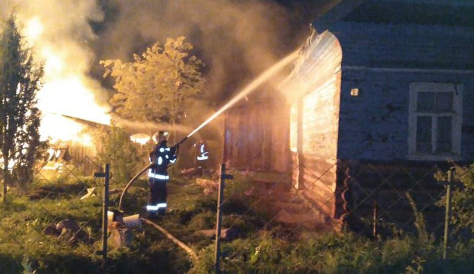 Пожар в новгородской области. Пожар. Пожар в доме. Пожар в деревне. Пожар в городе.