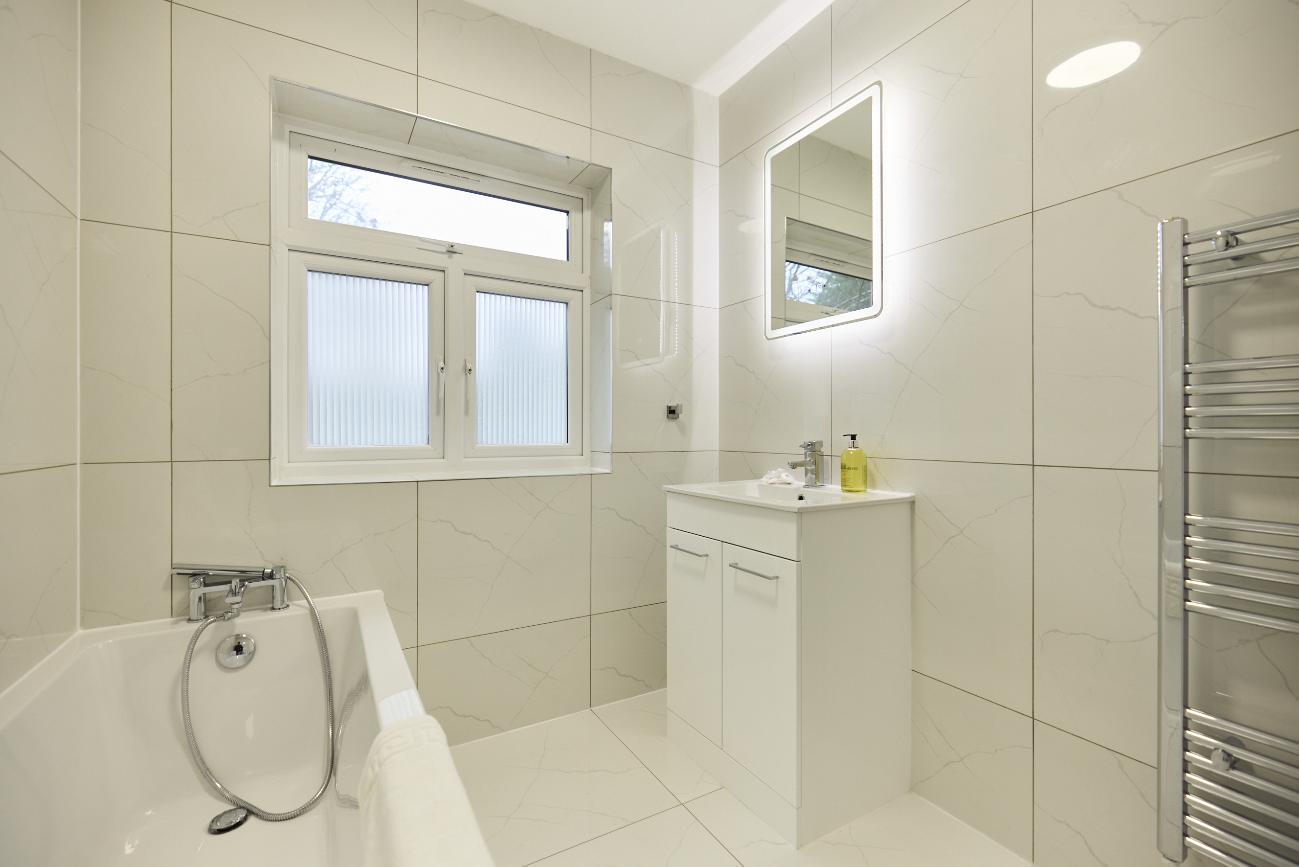 LN RAV 16 BATHROOM 1_055.jpg