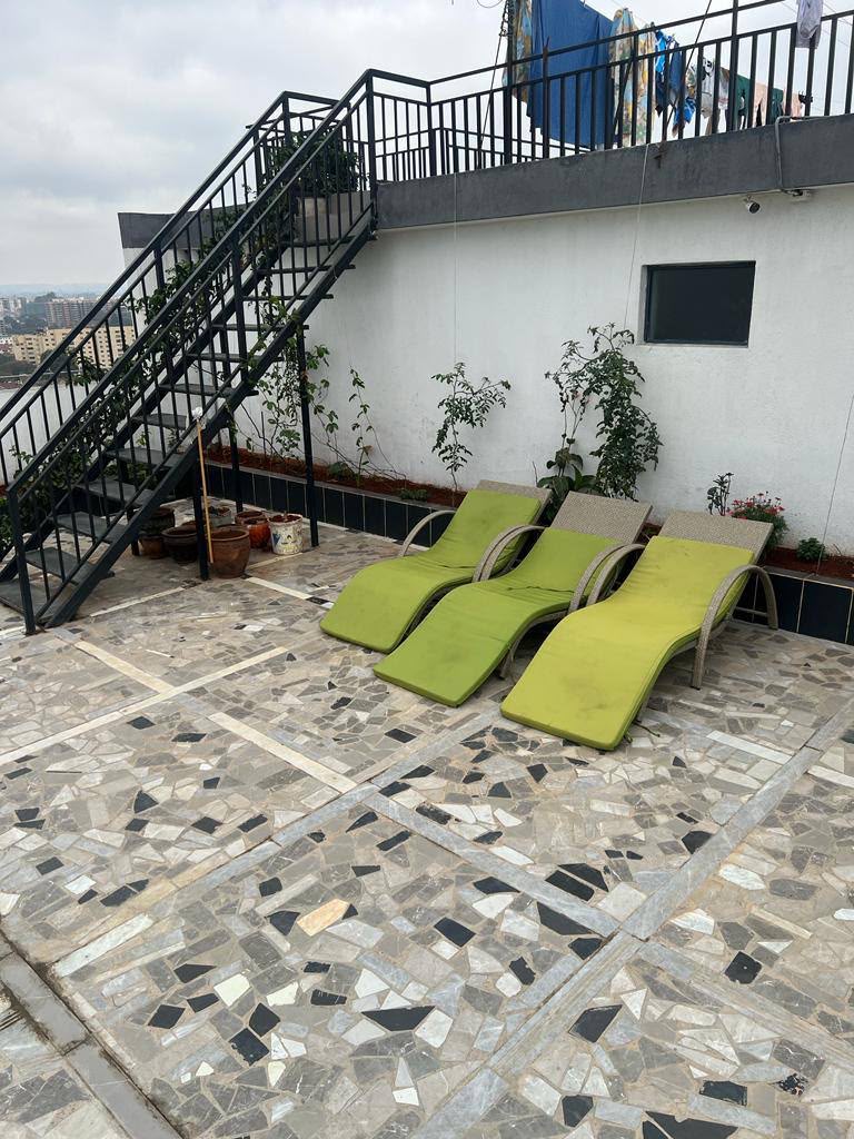 4 bedroom Airbnb in lavingtone