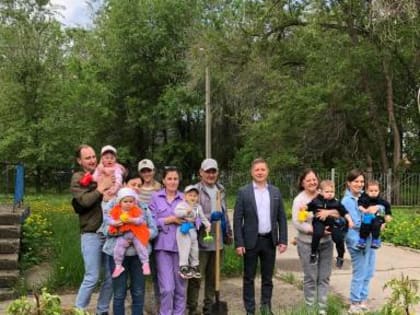Глава города Балаково Леонид Родионов принял участие в акции «Сад памяти»