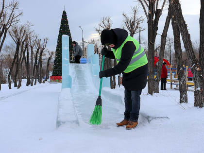 В городском культурном центре состоялась концертная программа «Новогодний вернисаж», посвященная празднованию Нового года для людей старшего поколения