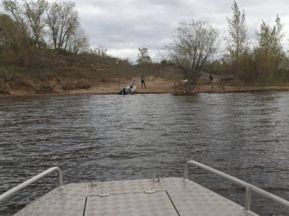 Сильная волна: спасатели вывезли взрослых и детей с острова на Волге