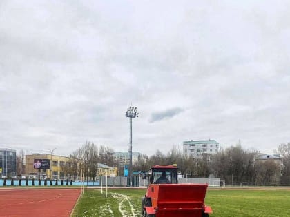 Работы по улучшению газона на стадионе «Волга» продолжаются