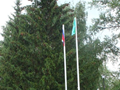 На площади Памяти и Славы состоялась церемония поднятия Государственного флага России и флага Ртищевского района