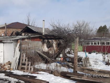 В Балашовском районе пенсионер пытался сам потушить огонь в бане, получил ожоги и оказался в больнице