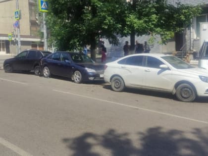 В центре Саратова в ДТП пострадали пять автомобилей и один водитель