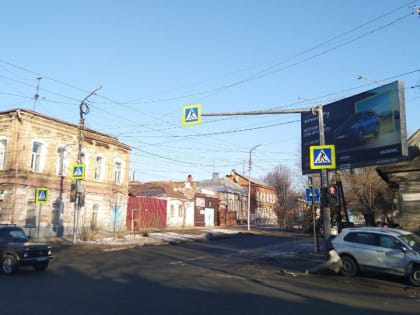 "Тигуан" в столбе: в центре Саратова пострадала пассажирка иномарки