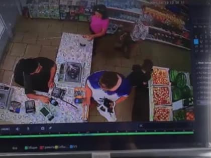 Пенсионерка упала с велосипеда и нашла чужую карту. С нею она пошла по магазинам