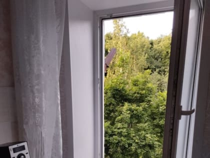 Ночью в Саратове из окна девятиэтажки выпали два подростка