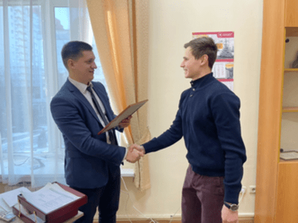 Александр Бондаренко вручил благодарственное письмо Саратовской городской Думы студенту медицинского университета
