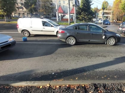 На проспекте 50 лет Октября под колеса иномарки попала молодая женщина