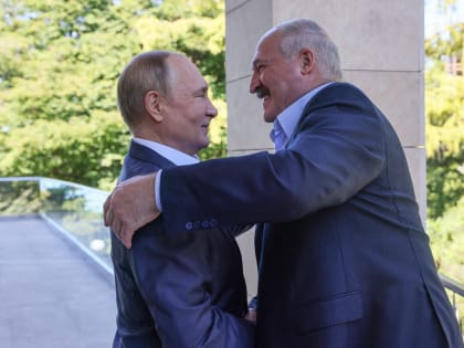 Bloomberg: как Беларусь оказалась в крепких объятиях России