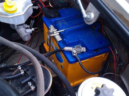 Сотрудник госучреждения обокрал служебный автомобиль и уволился