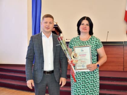 Глава города Балаково Леонид Родионов принял участие в торжественном вручении сертификата в Марксовском районе