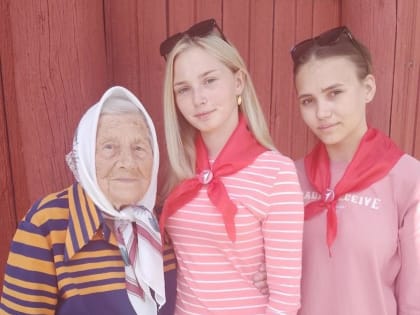 Волонтёры «Движения первых» навестили ветерана труда из Петровска