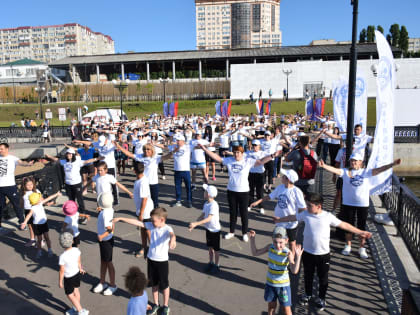 «Физкульт-субботник»: отдыхающие на Саратовском пляже присоединились к упражнениям