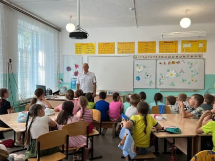 В Калининске полицейские провели со школьниками практическое занятие по дорожной безопасности