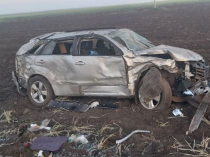 Водитель кроссовера протаранил стоящую фуру и оказался в больнице