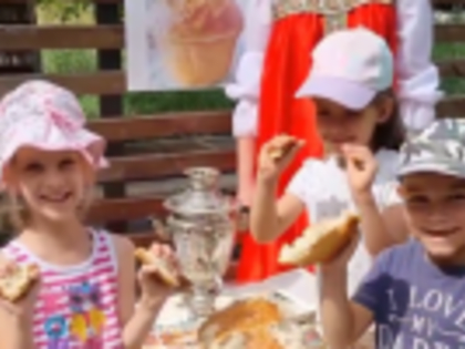 Накануне Дня саратовского калача в сквере библиотеки № 9 прошло фольклорно-игровое мероприятие «Гордость саратовского края»