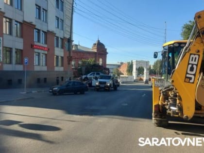 В Саратове на улице Радищева машина провалилась в яму на дороге