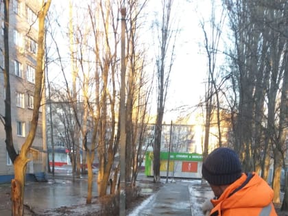 Сотрудники Комбината благоустройства посыпают дороги и тротуары, а также проводят работы по откачке талых вод