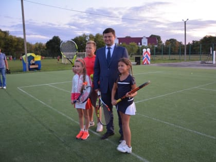 Дмитрий Тепин открыл новый теннисный корт на городском стадионе