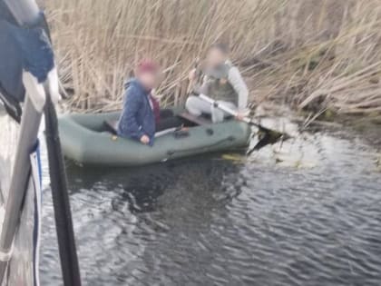 Спасатели помогли саратовцам, застрявшим на Волге из-за сломанных весел