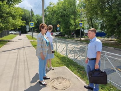 Алексей Сидоров помог в установке ограждения проезжей части вдоль гимназии №89