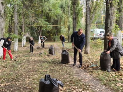 Игорь Фомин провел субботник на территории своего избирательного округа