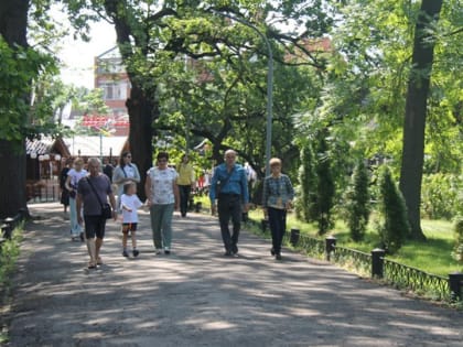 Аллеи, карусели, пеньки. В Саратове вновь открылся городской парк