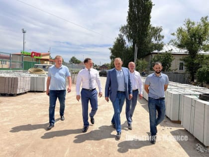 Александр Стрелюхин посетил стройплощадку «Русской площади» в Марксе