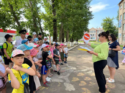 В летних оздоровительных лагерях дорожные полицейские проводят занятия и флешмобы