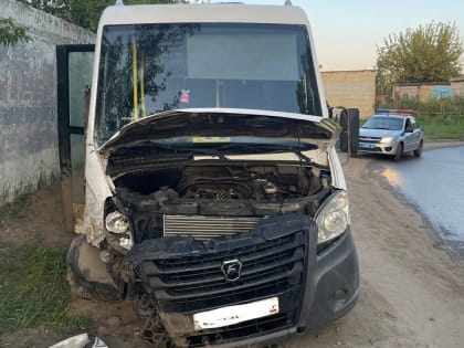 В Саратове маршрутка врезалась в бетонное ограждение. Есть пострадавшие