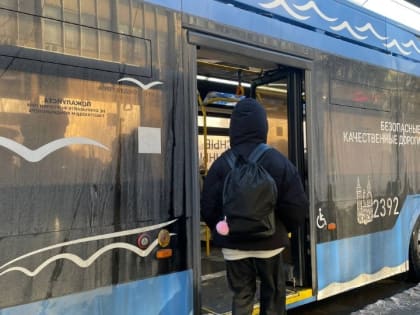 В Саратове девушку ударило током в троллейбусе. Она госпитализирована