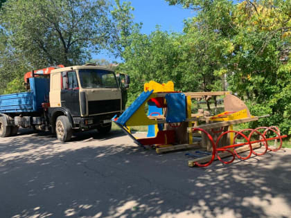 "Стихийную" детскую площадку в Летном городке демонтировали и вывезли