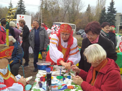 Фестивальную эстафету подхватила Покровка, накормив всех хлебом