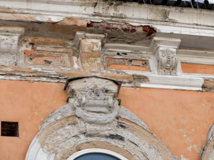 У саратовского театра 