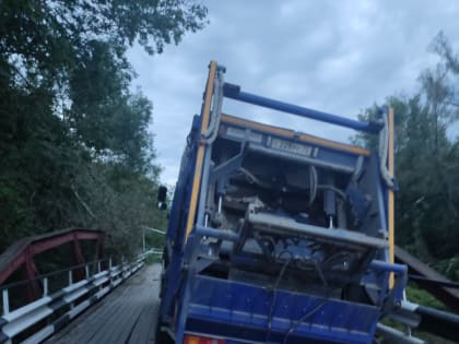 Под Саратовом провалившийся на мосту мусоровоз перекрыл дорогу