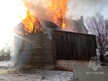 Под Саратовом сгорело деревянное здание